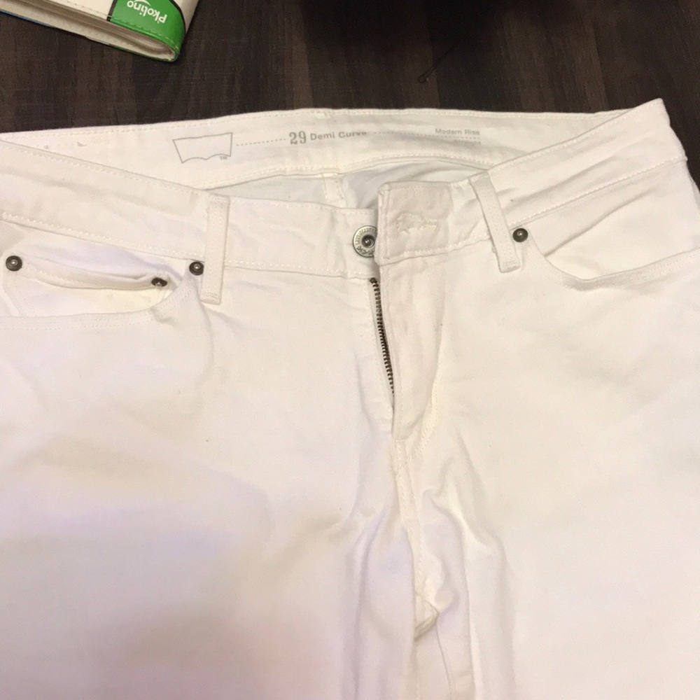 Beautiful Levi’s straight leg white jeans!